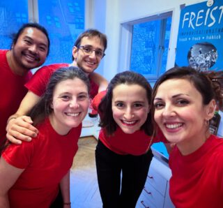 Frohe Weihnachten wünscht euch Rollenrausch!
Liebe Freunde,
wir blicken zurück auf ein wundervolles Jahr mit euch!
Jetzt gönnen wir uns eine kleine Verschnaufpause, um die Weihnachtszeit im Kreise unserer Liebsten zu genießen – aber keine Sorge: Im neuen Jahr sind wir wieder da, bereit, die Bühnen mit frischen Ideen und spontanen Geschichten zu rocken! 🎉🔥
Bleibt gespannt auf unsere neuen Auftritte, Termine und vielleicht die ein oder andere Überraschung!
Tschüssi 💋🎄
#Improvisationstheater #FroheWeihnachten #NeuesJahr #ImproLiebe #rollenrauschfreiburg🌟✨