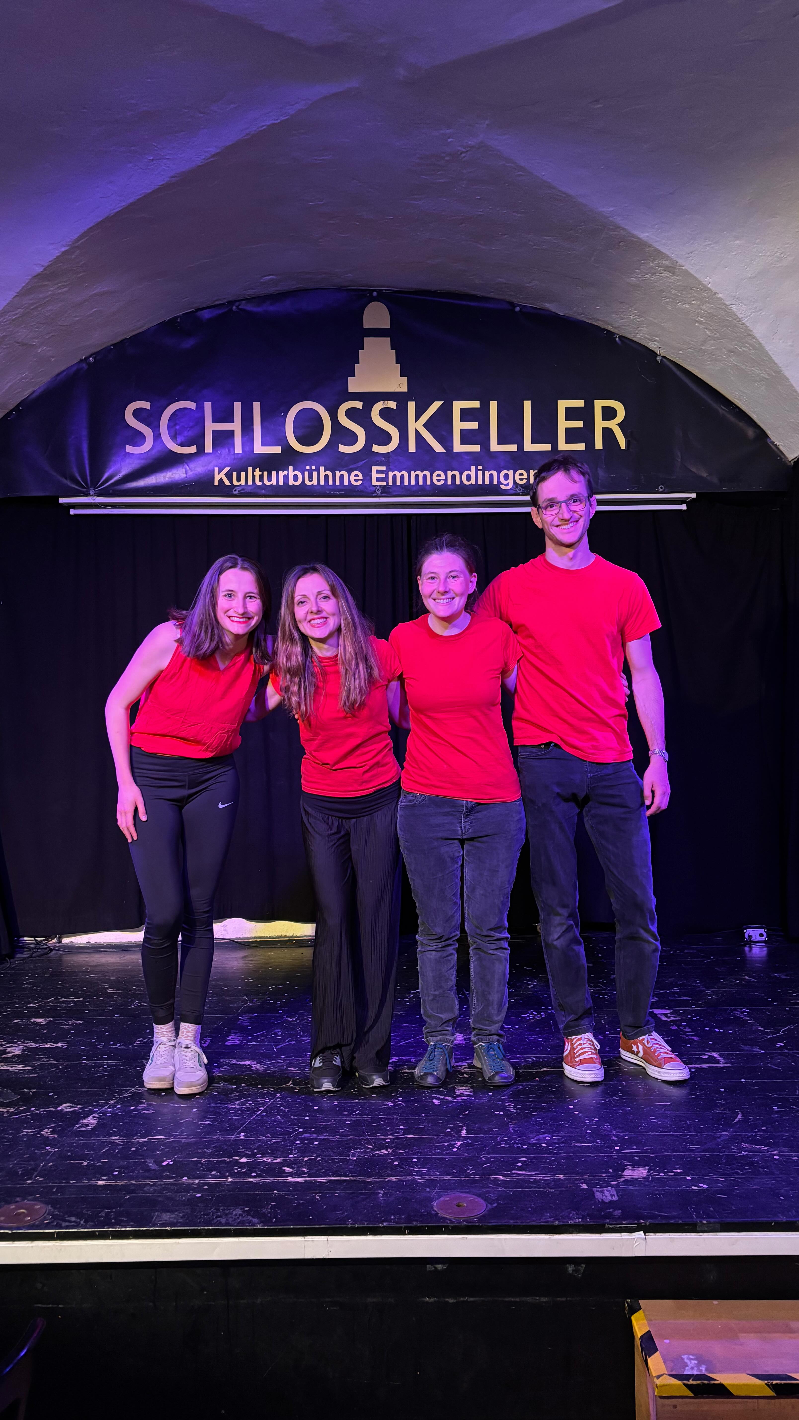 Improtheater ist lebendig, spontan und voller Überraschungen – jede Szene entsteht im Moment und ist einmalig. Es lebt vom Mut zum Scheitern, vom Lachen miteinander und vom Spiel mit dem Unvorhersehbaren. 

Herzlichen Dank an das fantastische Publikum in Emmendingen – wir von Rollenrausch hatten einen großartigen Abend mit euch❤️ @emmendingerkuenstlermarkt @rollenrauschfreiburg #improtheater #rollenrauschfreiburg🌟✨ #improvisationstheater