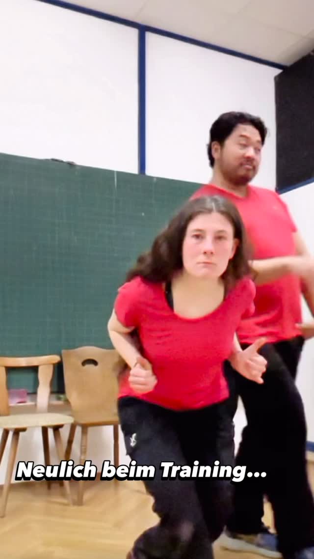 Theater? Lieben wir.
Gefühle? 100 %.
Regeln? Brechen wir.
Stuhl? Manchmal auch. Rip, sorry!

Dein(e)Sarai, Anni, Mike, Freddy & Razmi #rollenrauschfreiburg #rollenrauschfreiburg🌟✨ #improtheater #improtheaterfreiburg #teamrollenrausch #improshow #theatersport #improvisationsteater #improvisationstheater #improvisationstheater