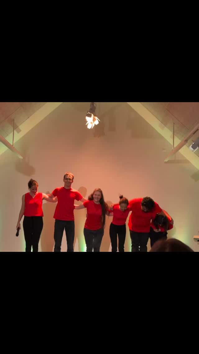 Was ist denn hier los! Auftritt ist los 🪩 kommt vorbei und freut euch auf einen gigantischen Auftritt mit 🎶🎹 🎭 Grüße und Küsse, Anni, Freddi, David, Razma und Sarai 🗓️ 21.06. um 19:30 Uhr in Vauban Haus 37